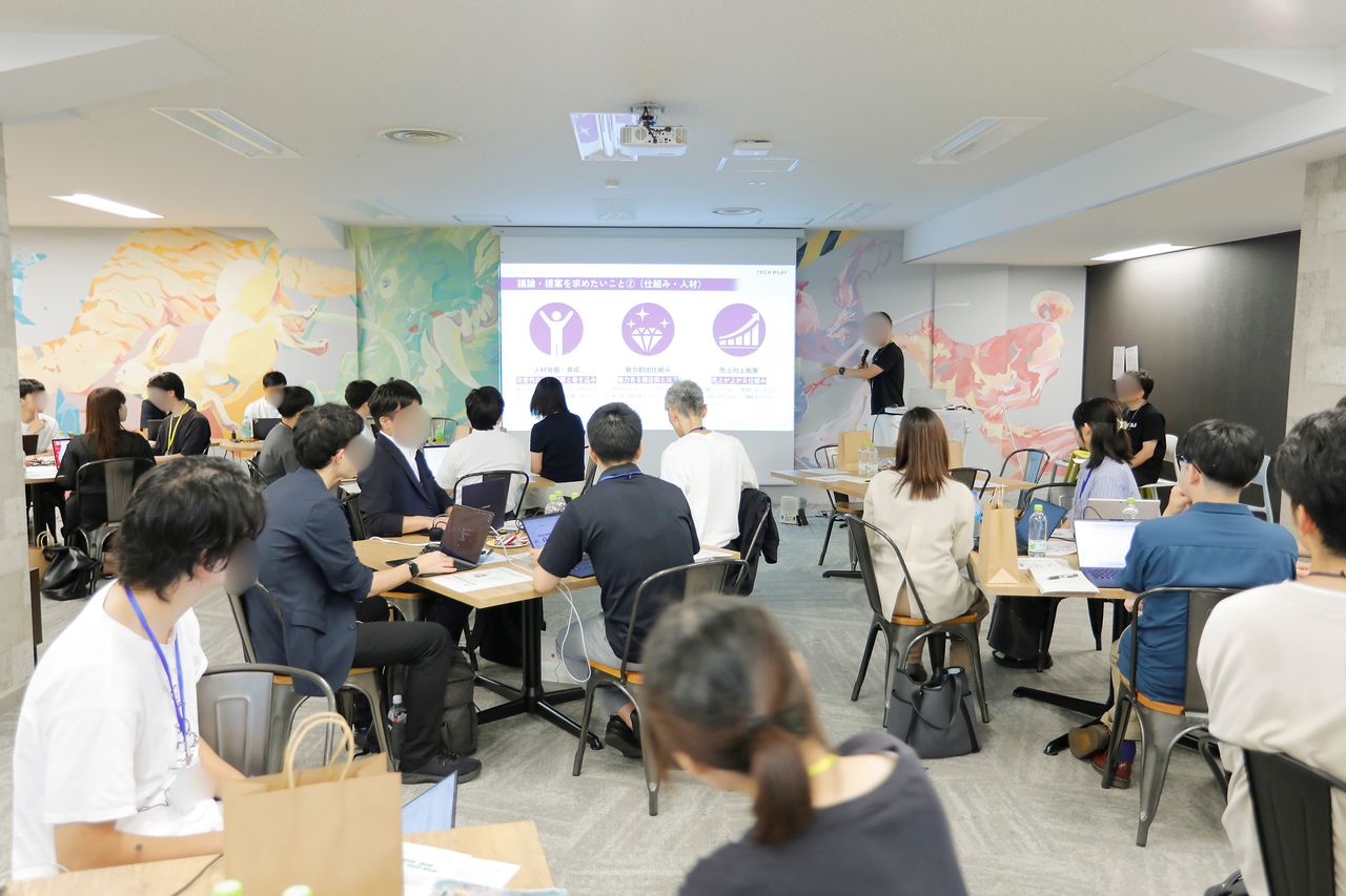 2025年度開催時、店舗担当者による課題説明の様子